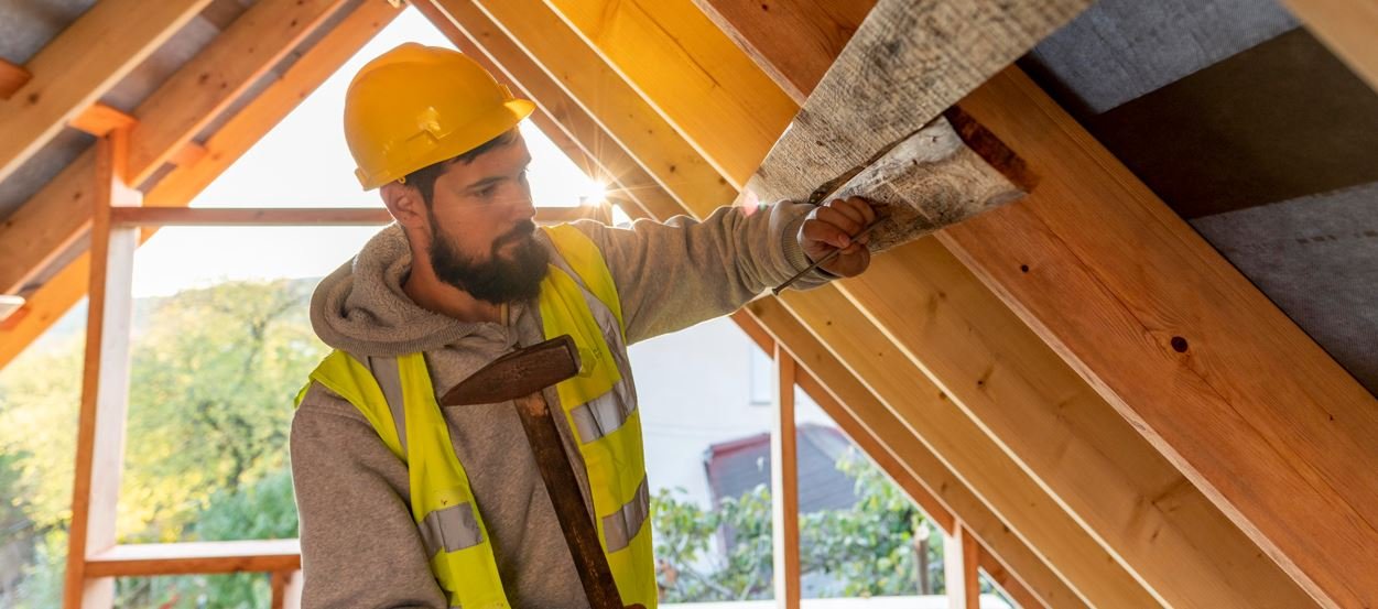 Roof sheathing calculator showing OSB panels being installed perpendicular to rafters on a residential roof deck